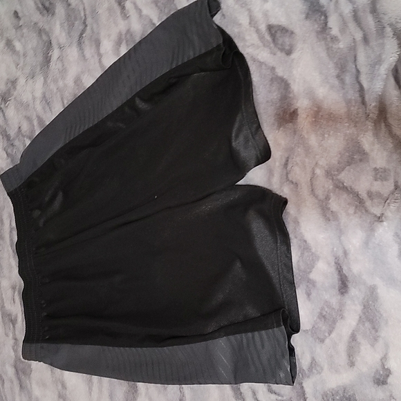 Old Navy Active shorts size medium - Picture 5 of 7